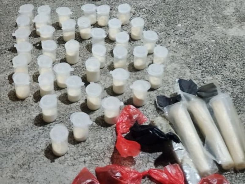 Policiais acham drogas escondidas em caixa de energia em Rio das Ostras