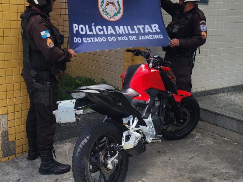 Polícia prende homem guiando moto sem placa que estava sem capacete e sem CNH em Rio das Ostras