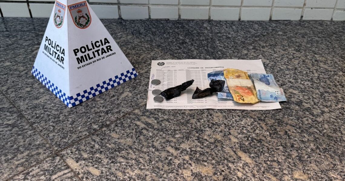 Denúncia ajuda PM a prender suspeito de tráfico na rodoviária de Caxias em Quissamã