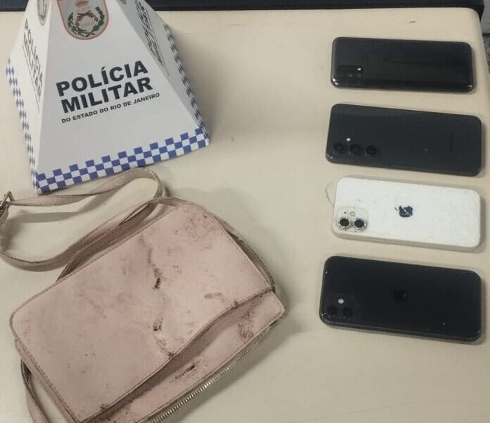 Após série de assaltos, polícia localiza bolsa com celulares em área de mata em Campos