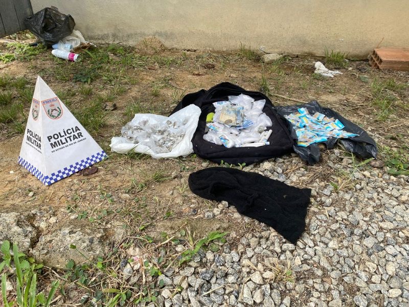 Ação da PM contra “pedágio do tráfico” para vans acaba com 1 adolescente detido em Rio das Ostras