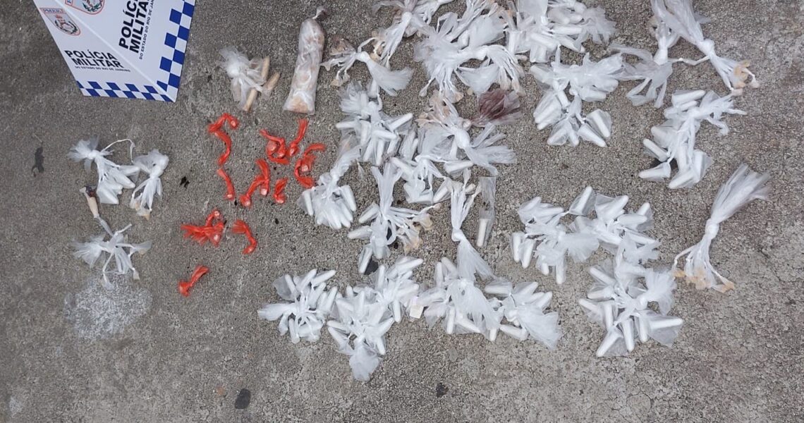 Polícia encontra sacola com centenas de drogas em terreno baldio em Rio das Ostras