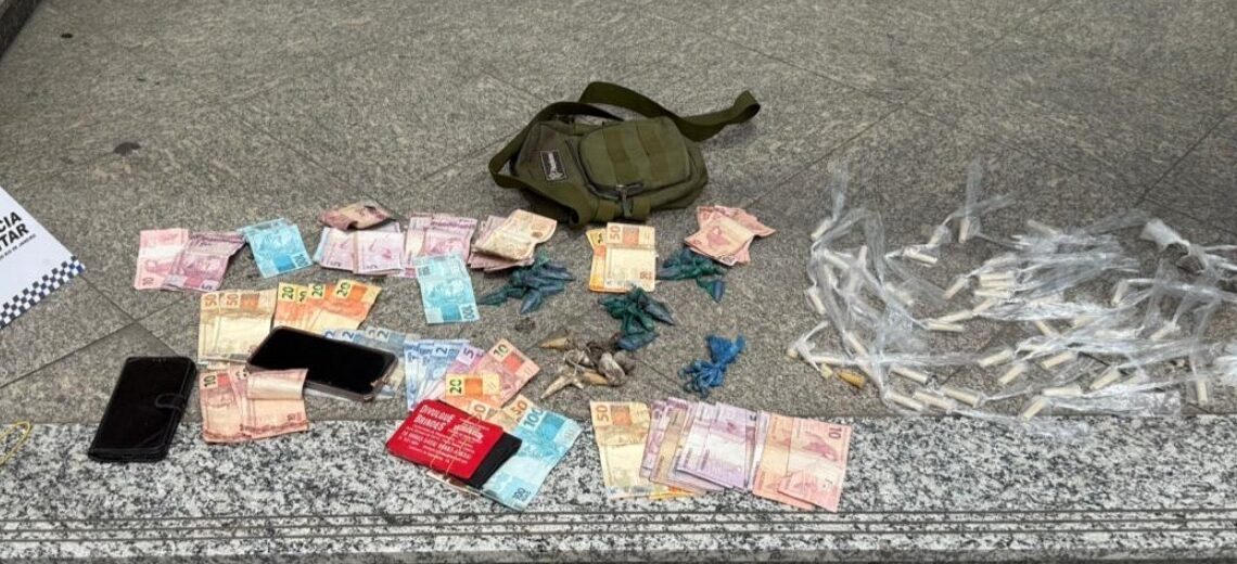 PM monta cerco e prende duas mulheres com cocaína, crack e maconha em Macaé