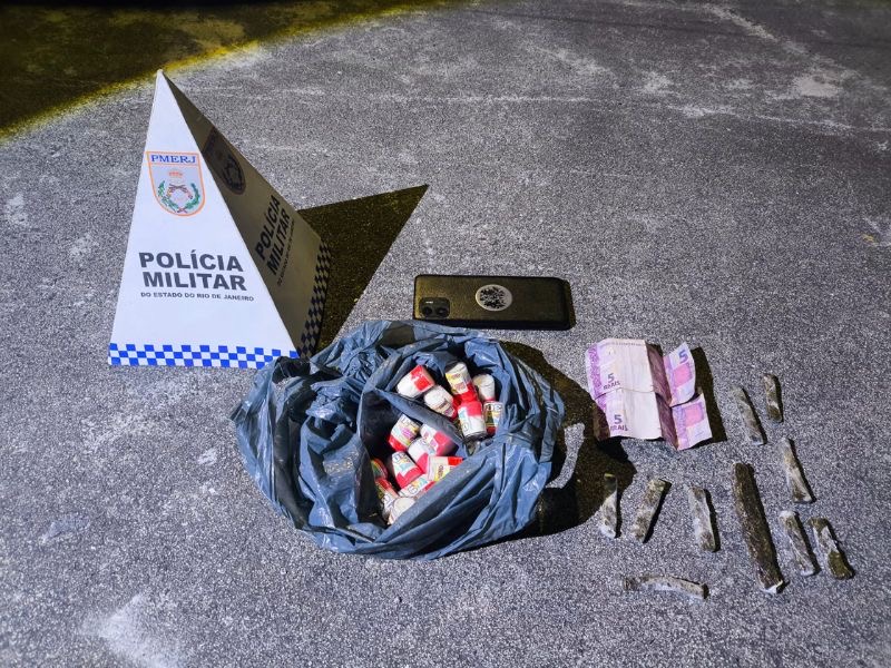 Polícia prende homem com drogas nessa madrugada em bairro de Rio das Ostras
