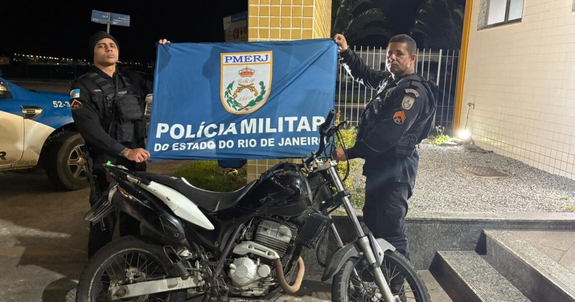 Moto roubada é apreendida em Macaé na Favela da Linha durante patrulhamento