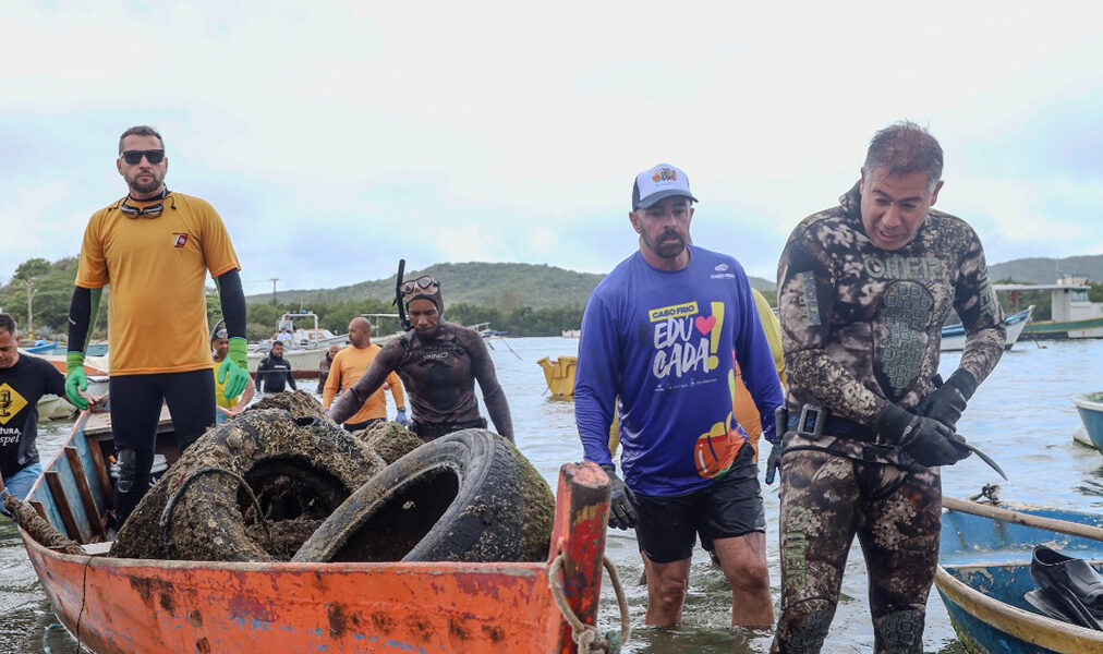 Mutirão ambiental remove mais de 160 pneus em Cabo Frio noCanal do Itajuru