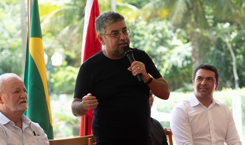 Quaquá assina acordo com empresa chinesa para fabricação de tratores agrícolas em Maricá