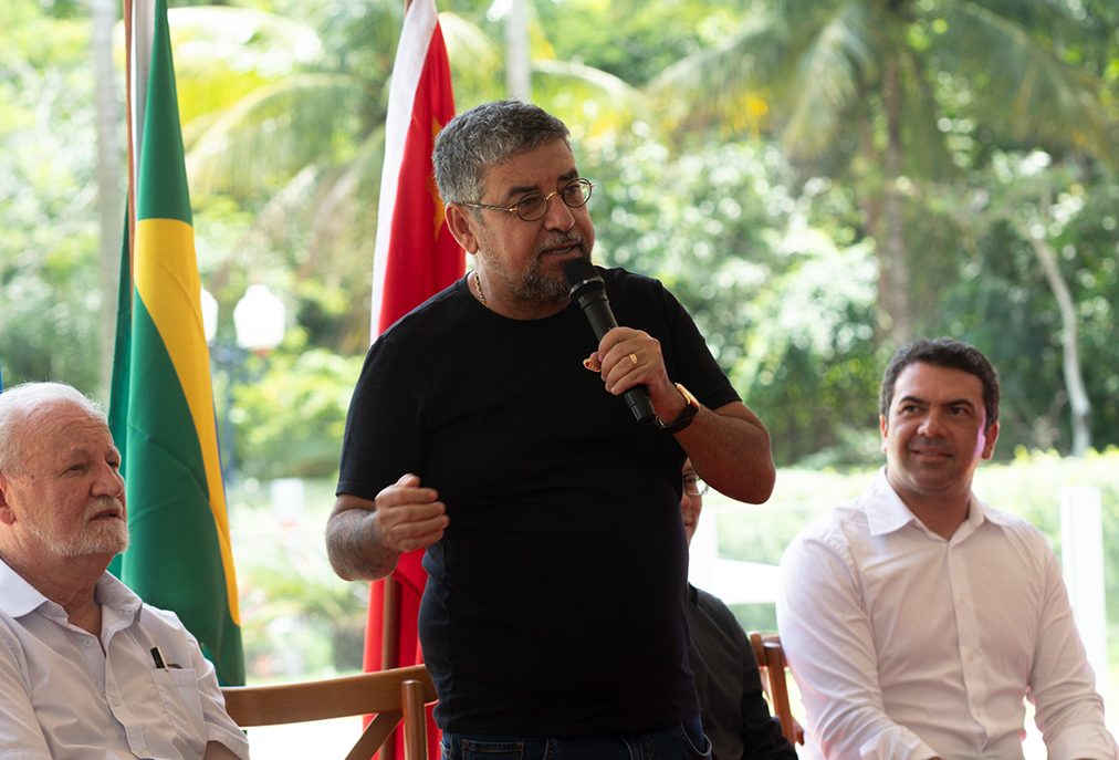 Quaquá assina acordo com empresa chinesa para fabricação de tratores agrícolas em Maricá