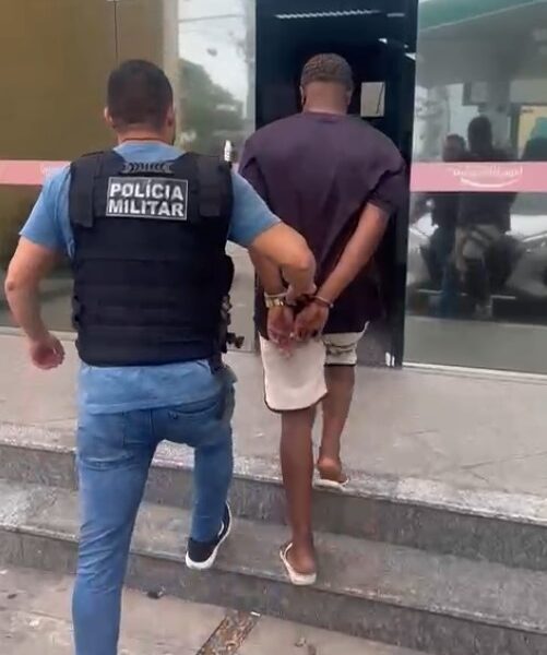 Homem tenta fugir da PM e é preso por tráfico de drogas em ponto do Comando Vermelho