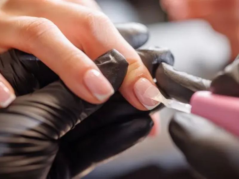 Proibidos pela Anvisa, produtos usados em unhas em gel são alvo de fiscalização em Rio das Ostras