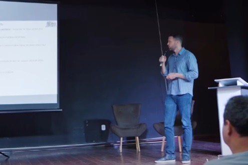 Teatro de Silva Jardim recebe audiência pública para discutir revisão do Plano de Saneamento