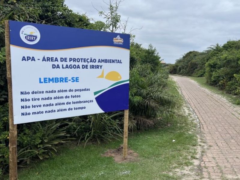 Prefeitura realiza troca de sinalização da APA da Lagoa de Iriry, em Rio das Ostras