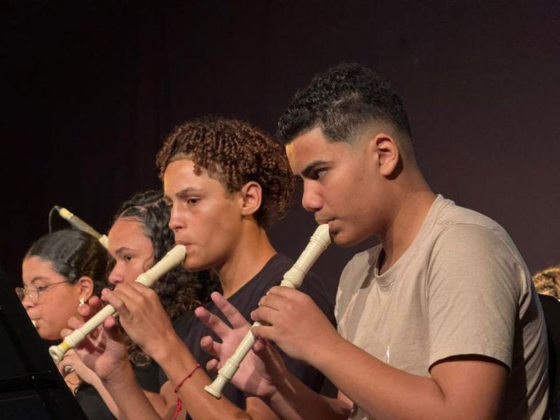 Alunos de escola em tempo integral da rede municipal se apresentam no Teatro de Rio das Ostras