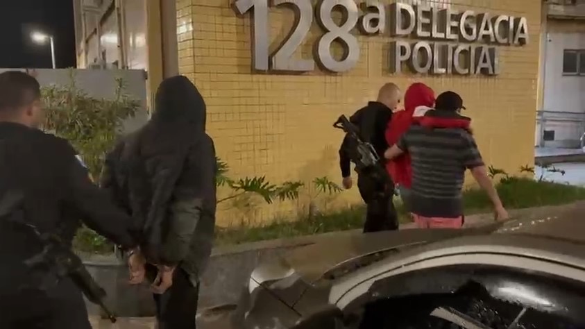 Ação do GAT termina com prisão de dupla e apreensão de drogas no Lagomar em Macaé