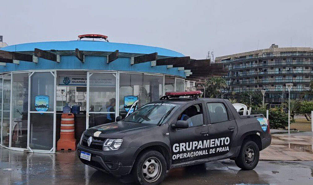 Cabo Frio registra reencontro de pai e filho após ação do gop na praia do forte