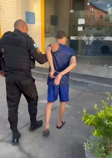 Homem é flagrado com drogas ao sair de terreno baldio em Carapebus