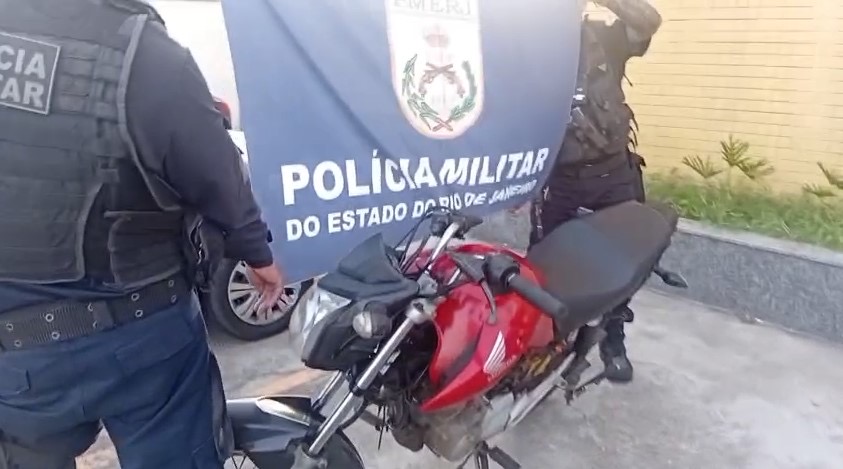 Honda Titan furtada é localizada no Palmital em Rio das Ostras e encaminhada para perícia