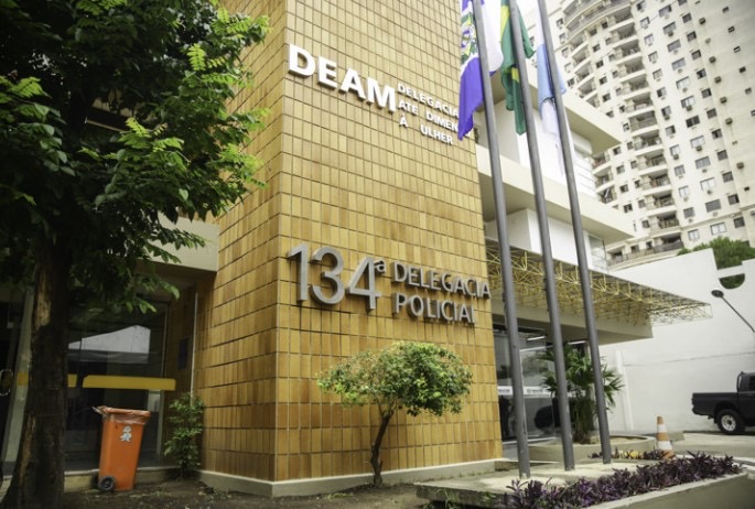 Homem morre após tentar ferir policial durante abordagem na Avenida Pelinca em Campos