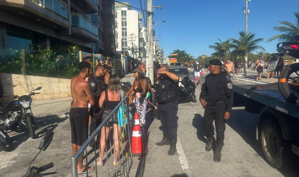 Cabo Frio retira motos estacionadas em áreas proibidas na orla