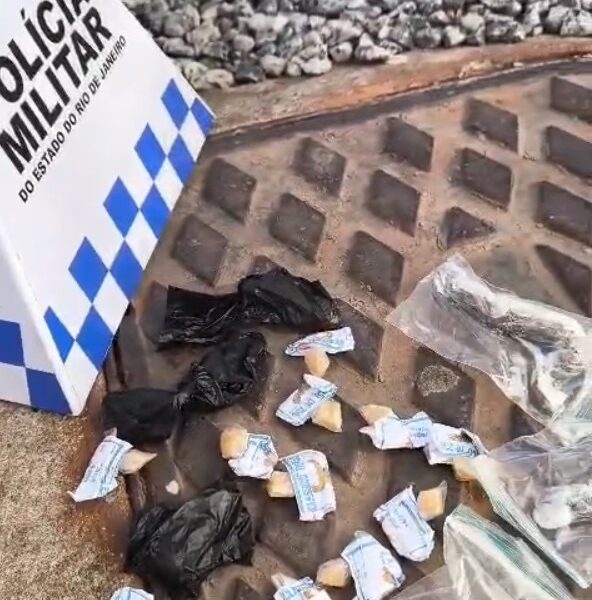 PM encontra cocaína, crack e maconha em operação que prendeu homem na Favela da Linha em Macaé
