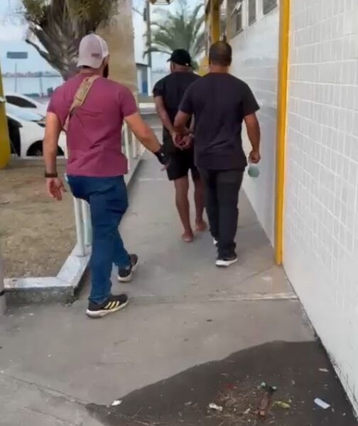 Homem é detido com crack e celular durante ação policial na Rua Saulo Brand em Macaé