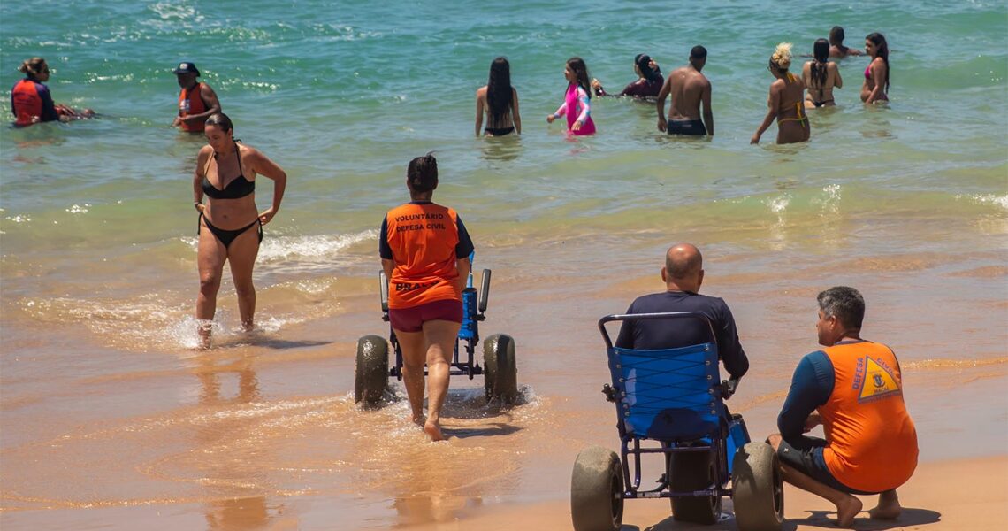 Com cadeiras anfíbias, projeto promove acessibilidade ao banho de mar em Macaé