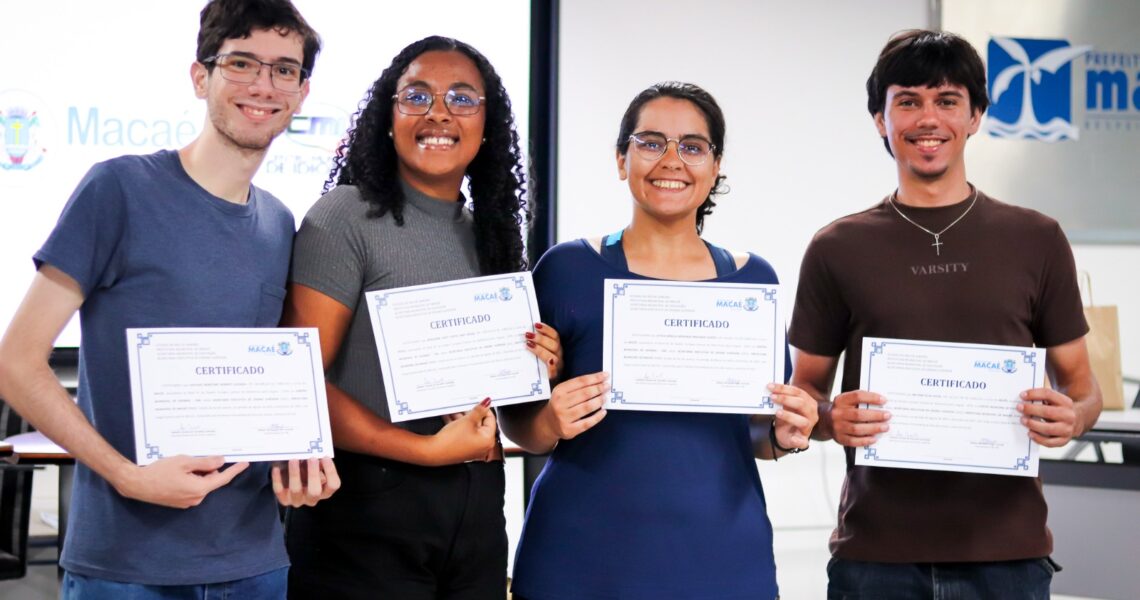 Formatura marca trajetória de estudantes do Centro Municipal de Idiomas em Macaé