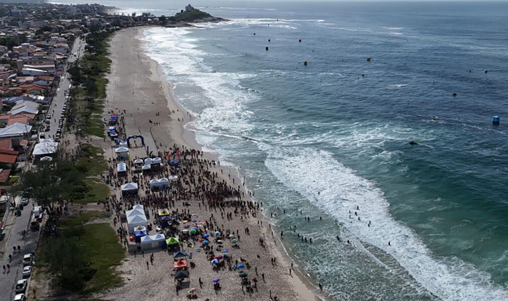 Praia da Vila, em Saquarema, recebe mais de duas mil pessoas em competição de natação no mar