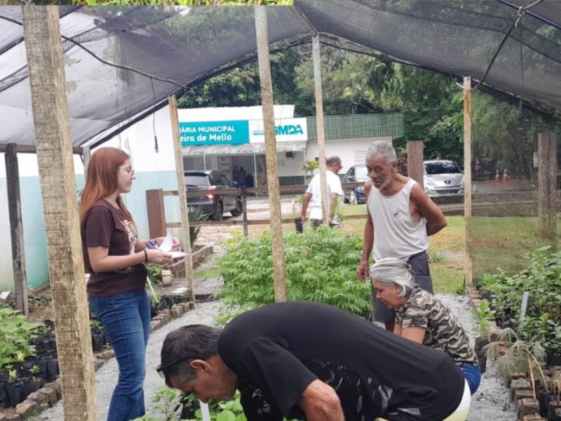 Moradores de Saquarema recebem mudas de projeto voltado para reflorestamento e agricultura