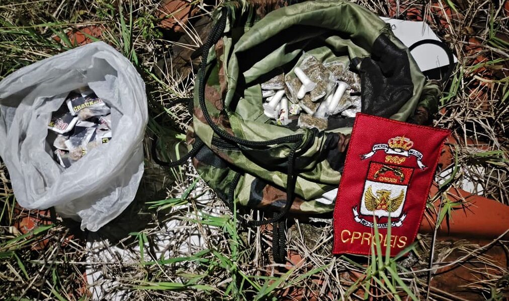 Proeis apreende drogas durante patrulhamento no bairro sabiá em Arraial do Cabo