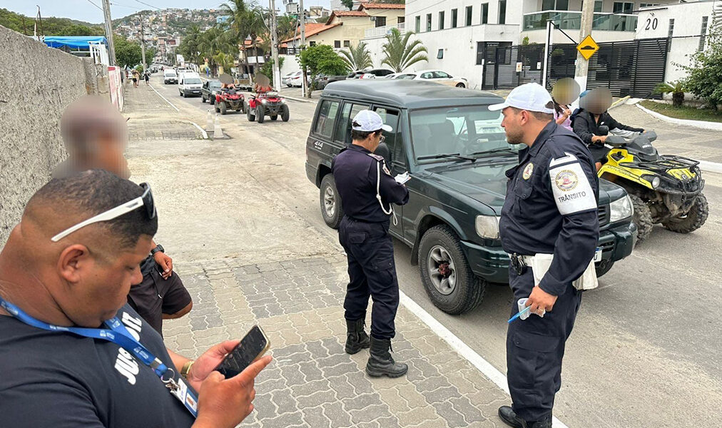 Arraial do Cabo apreende veículo em ação contra transporte turístico irregular