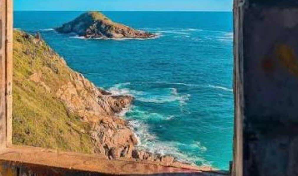 Fila se forma em área interditada da Janela do Céu em Arraial do Cabo