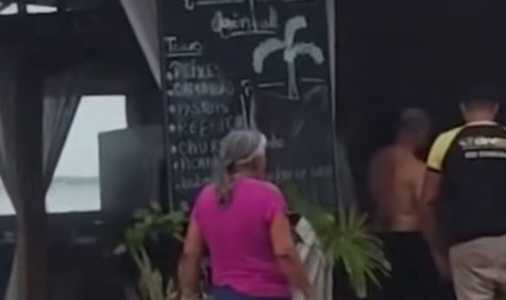 Incêndio em quiosque mobiliza bombeiros na Praia do Siqueira em Cabo Frio