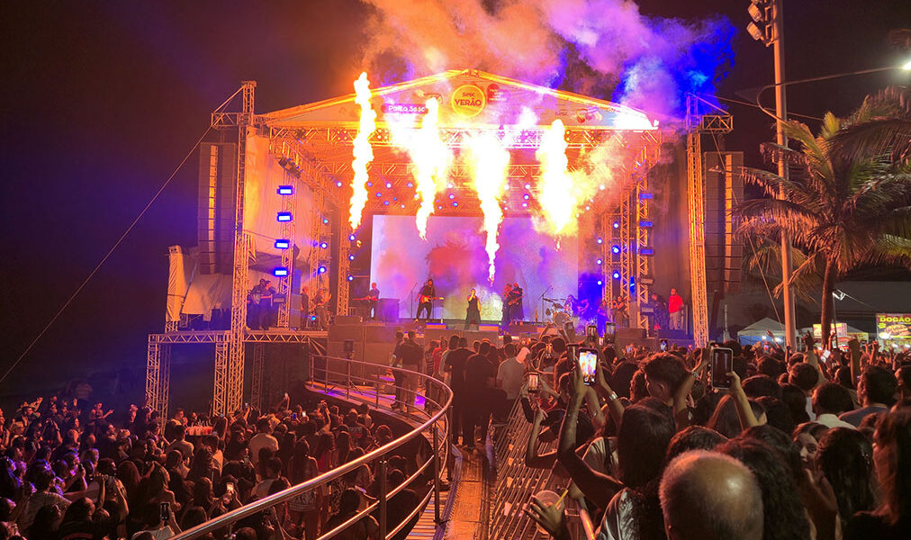 Multidão lotou Praia dos Cavaleiros para show de Xamã em Macaé