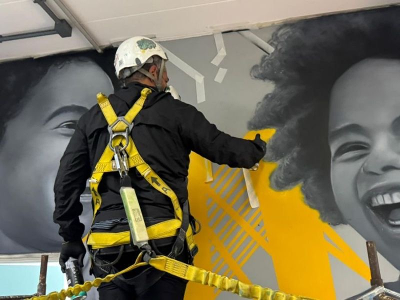 Artista de Macaé trabalha em novos murais internos de prédio histórico de Rio das Ostras