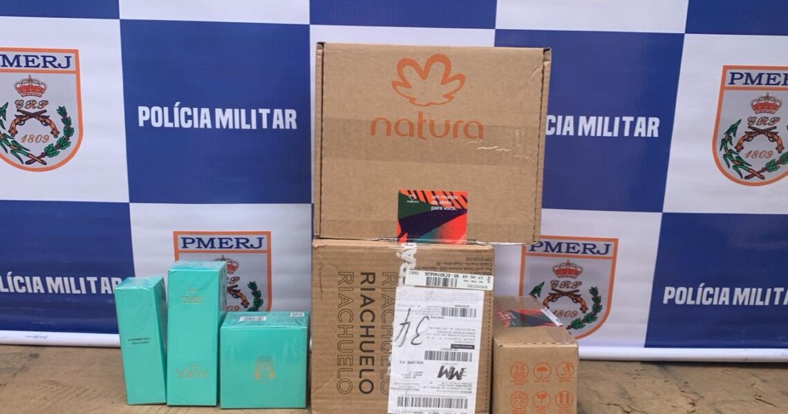 Policiais acham furgão roubado abandonado em via de Rio das Ostras