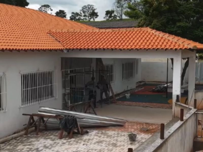 Iniciada em março de 2025, reforma de escola em Silva Jardim está perto da conclusão