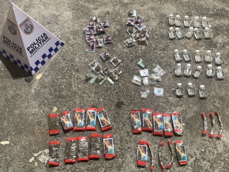 Denúncia anônima leva PM a prender 2 traficantes na orla de Rio das Ostras