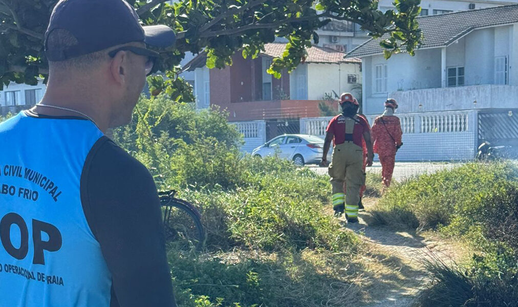 Cabo Frio controla foco de incêndio em vegetação da avenida litorânea