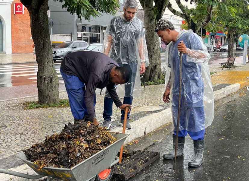 Cabo Frio intensifica limpeza de bueiros na avenida Assunção