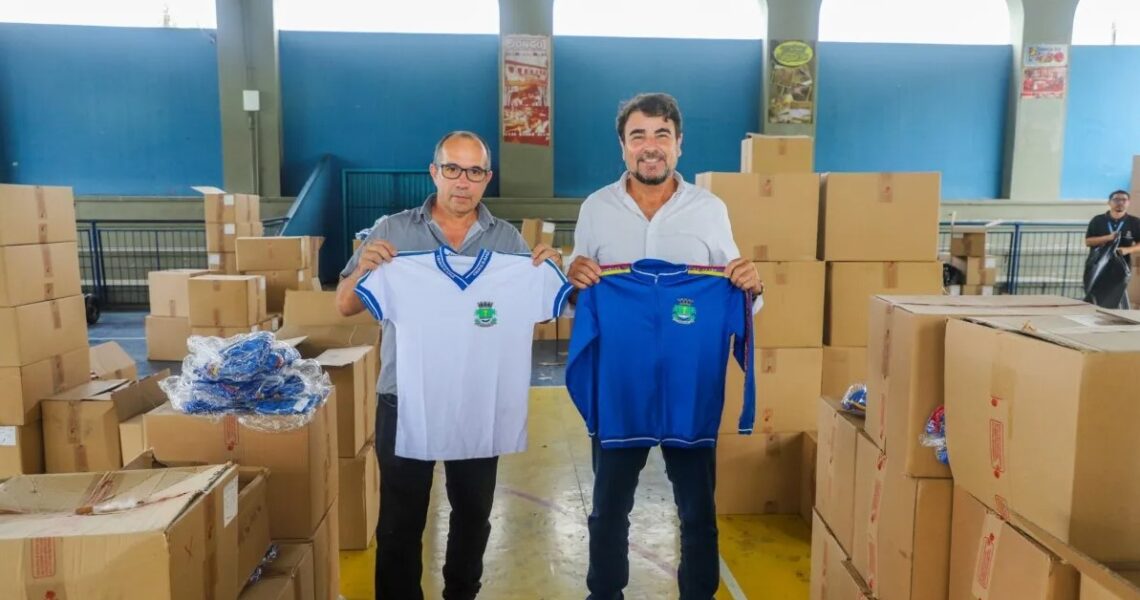 Quissamã garante entrega de uniformes escolares para alunos da rede municipal