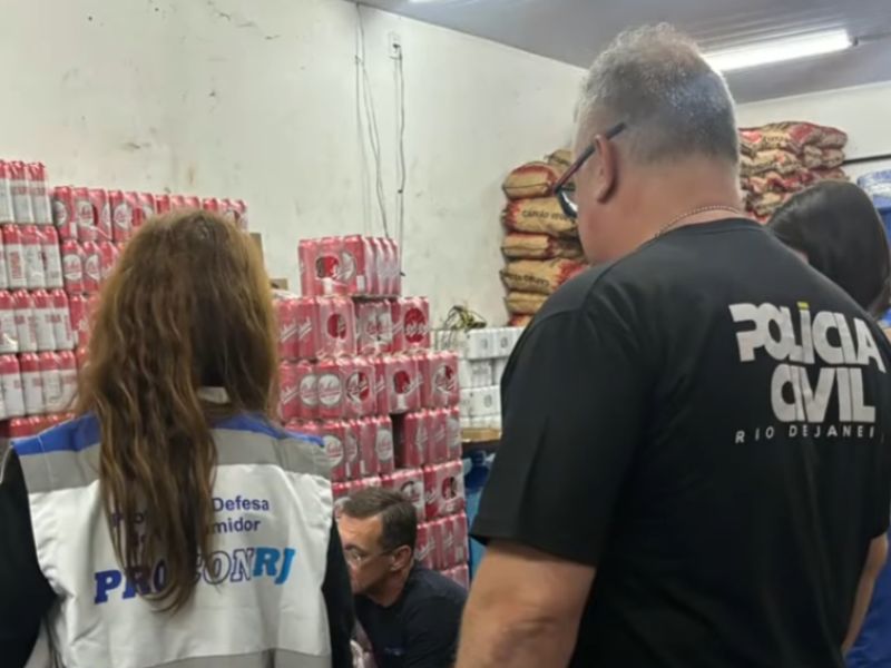 Ação do Estado identifica mais de 500 litros de cachaça irregular em Rio das Ostras