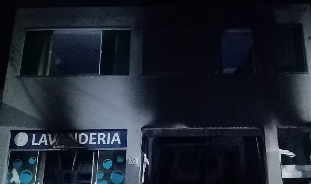 Arraial do Cabo atua em apoio aos bombeiros em incêndio na Praia dos Anjos