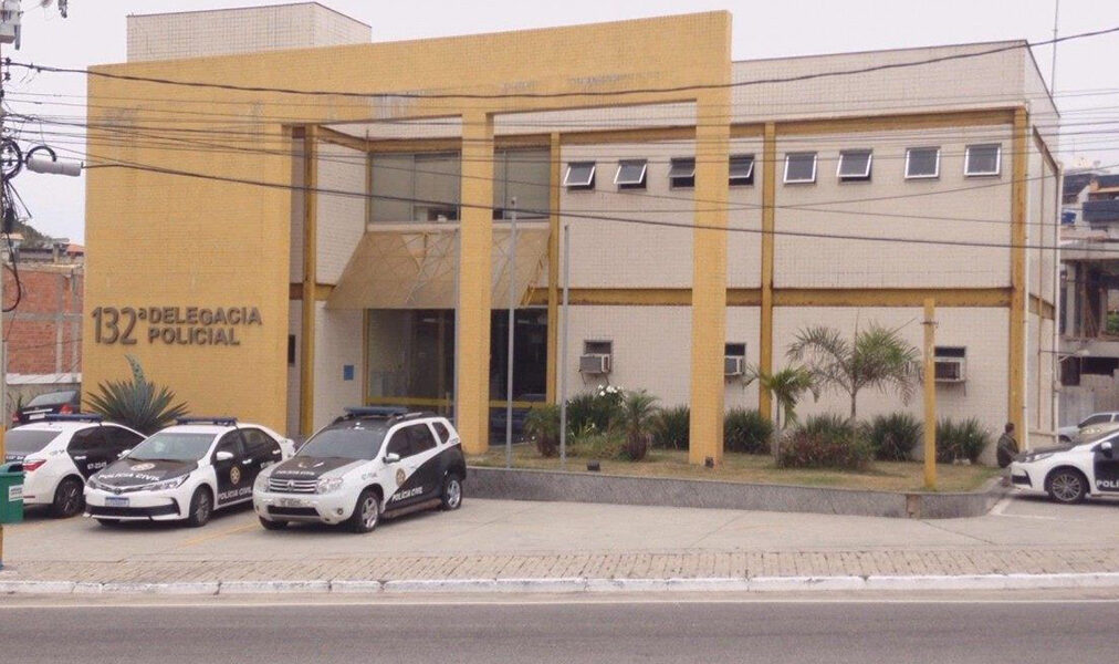 Homem é preso após ameaçar ex-esposa no centro de Arraial do Cabo