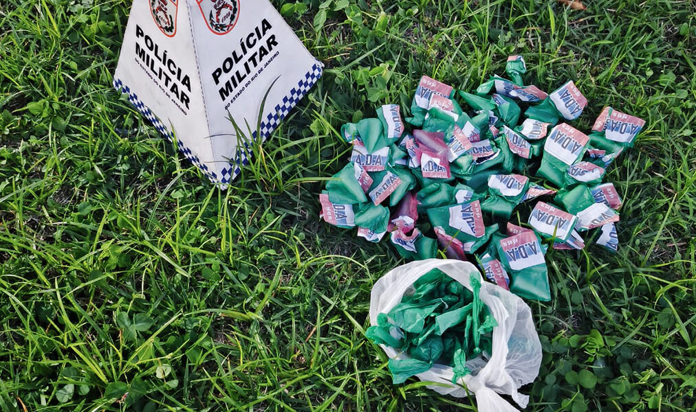 Homem é preso em Macaé ao deixar área de mata com drogas no bairro Bela Vista