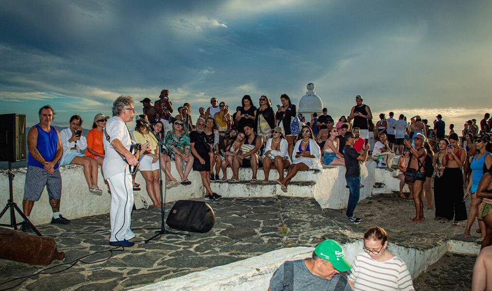 Cabo Frio oferece arte e música ao pôr do sol no forte São Mateus
