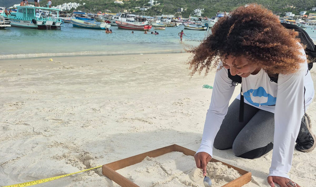 Estudo ambiental avalia impacto de microplásticos nas praias de Arraial do Cabo