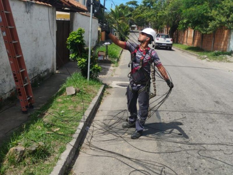 Fiação inutilizada em postes da cidade é alvo de operação em Rio das Ostras