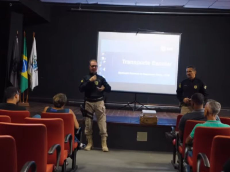 Palestra leva orientações sobre segurança no trânsito para motoristas de Silva Jardim