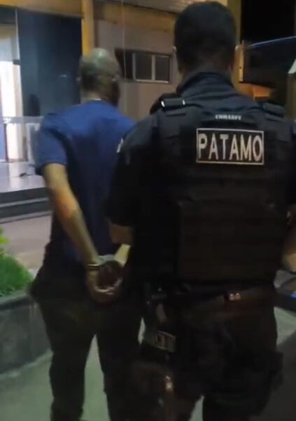 Polícia flagra transporte de drogas e detém adulto e adolescente em Quissamã